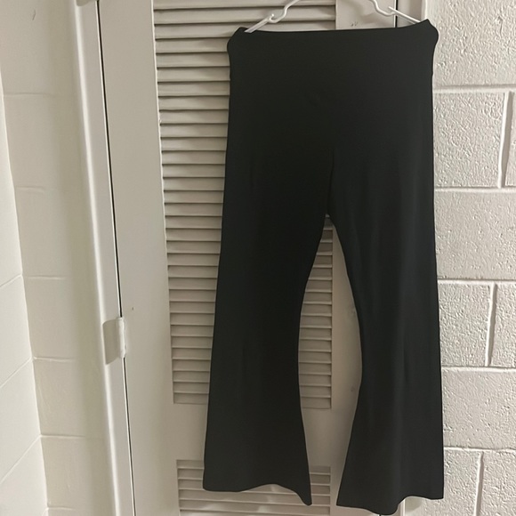 WORN ONCE HollisterCo Social Tourist V-Waist Flared Yoga Pants - Picture 1 of 2